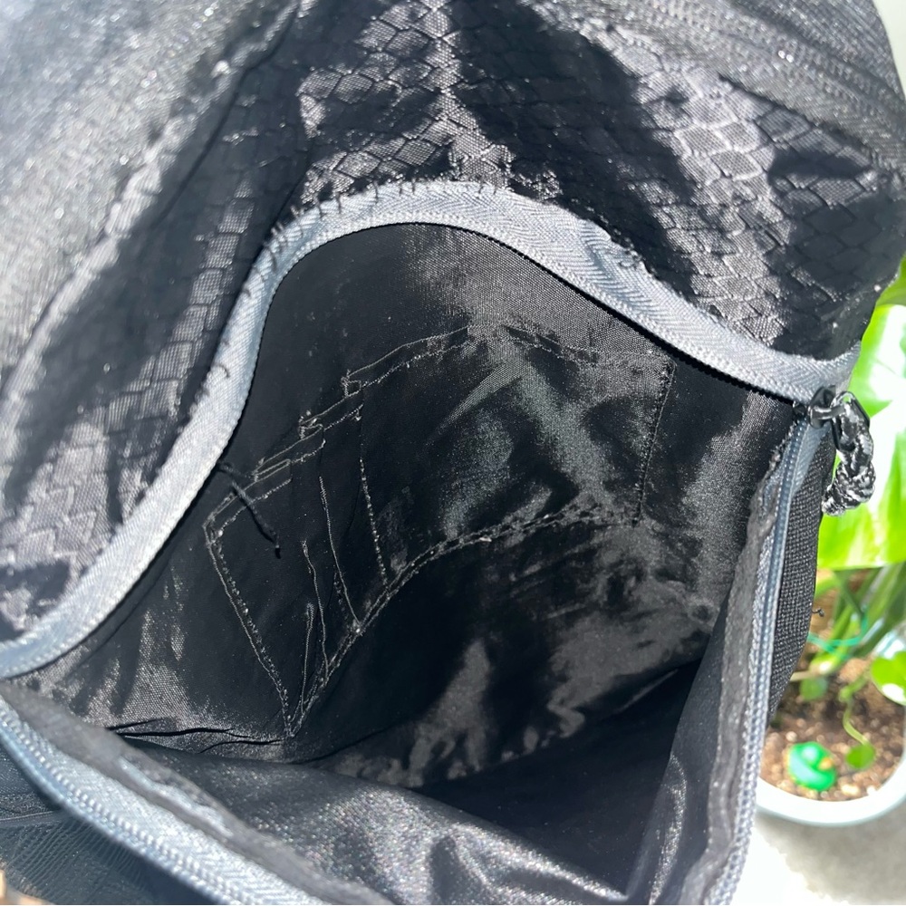 Black backpack - Picture 6 of 8
